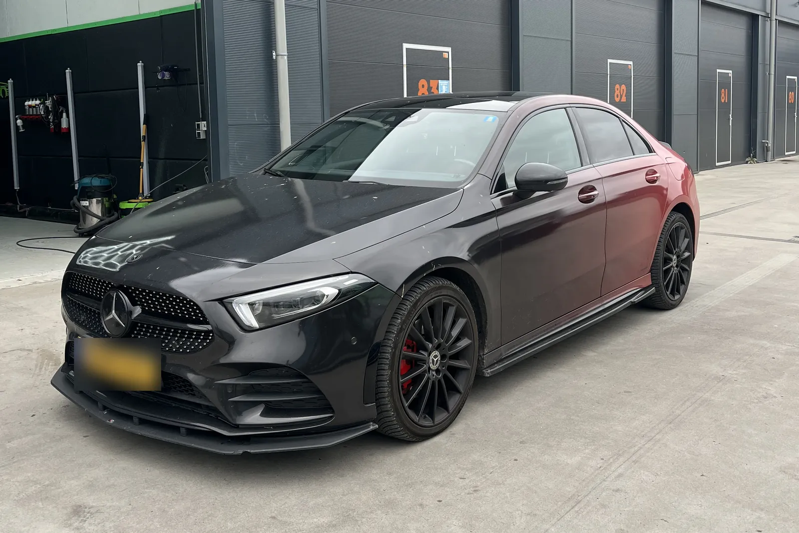Mercedes A-klasse met rood-zwarte wrap voor het verwijderen, Autospa H.S. Sappemeer