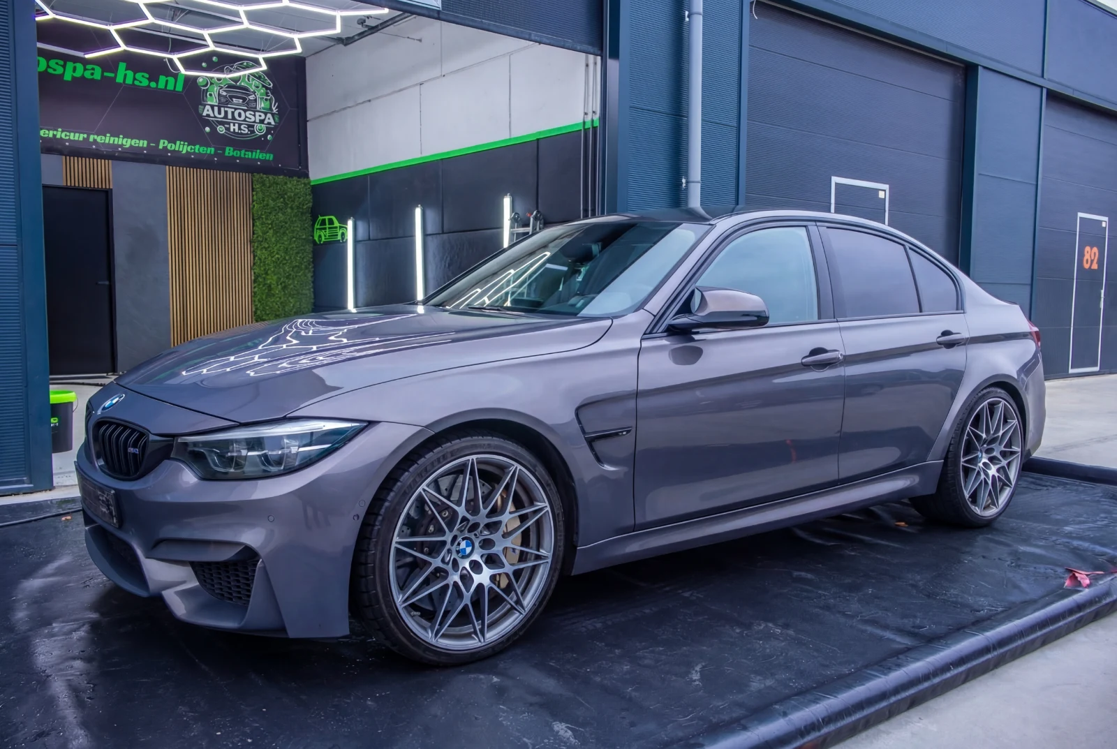 Gepolijste en gecoate BMW M3 voor de werkplaats van Autospa H.S. in Sappemeer