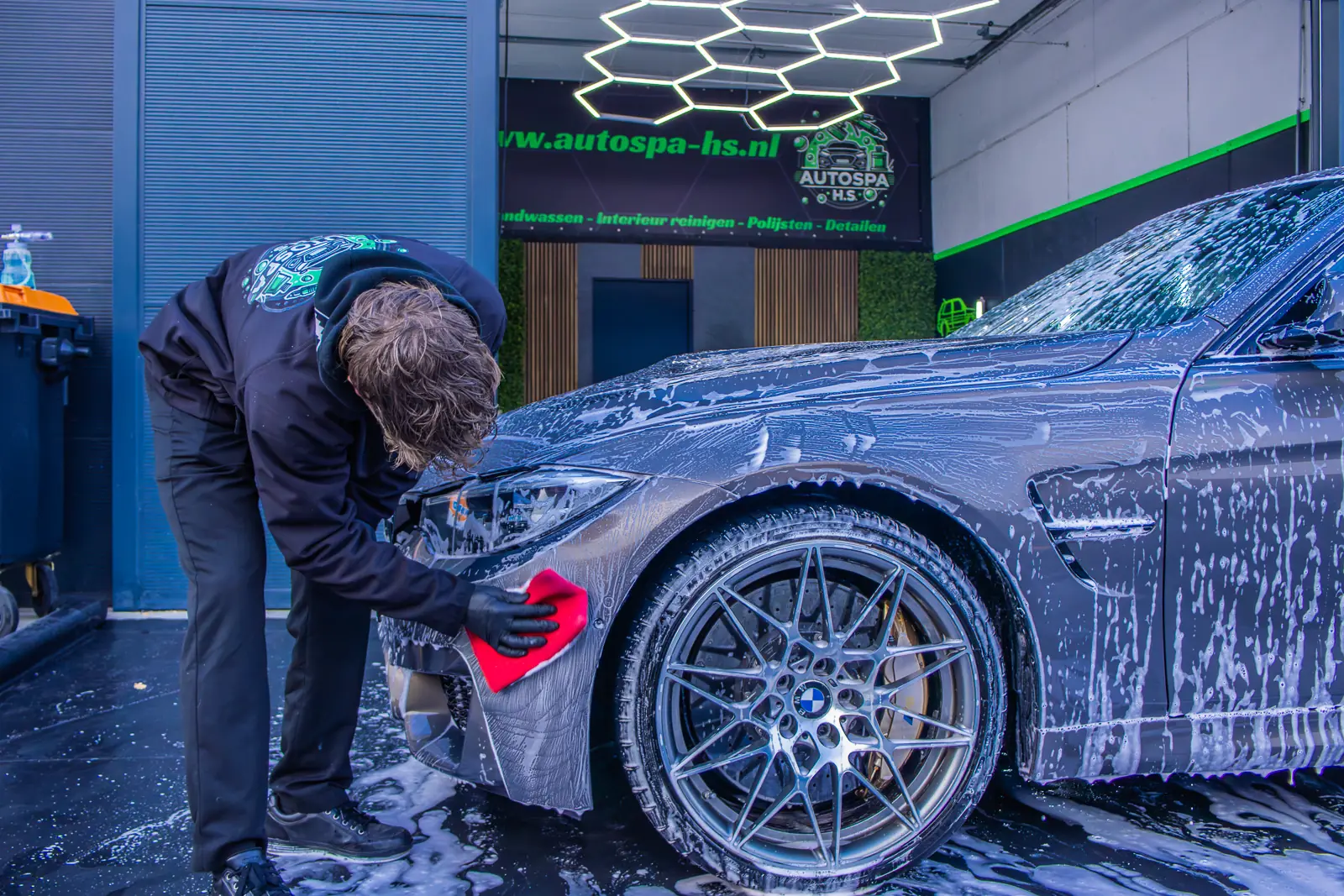 Kleien van de lak van een BMW M3 bij Autospa H.S. in Sappemeer