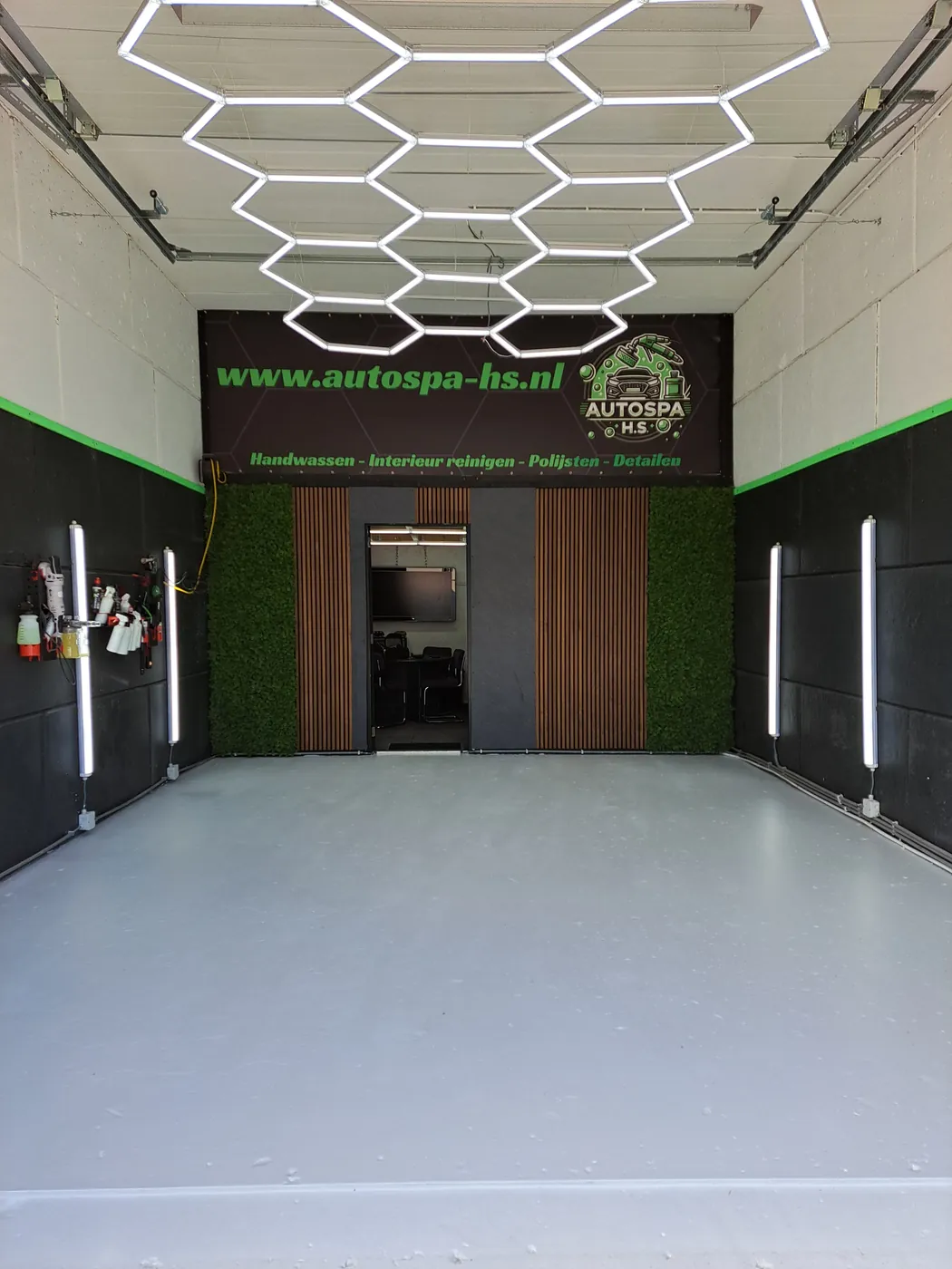 De lege werkplaats van Autospa H.S. in Sappemeer met de hexagonverlichting
